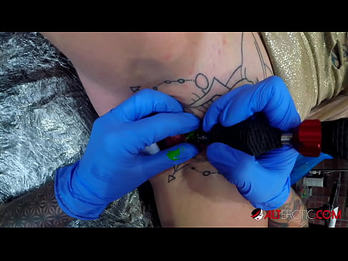 ❤️ Extremt tatuerade snyggingen Sully Savage fick en tatuering på sin klitoris ☑ Porno vk at us ❌