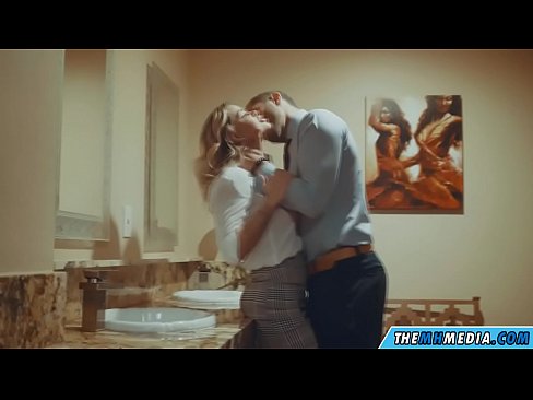 ❤️ När en bystig blondin förför dig på en offentlig toalett ☑ Porno vk at us ❌